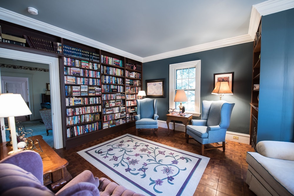 Admiral Peary Inn Bed & Breakfast - photo 2