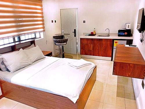 Elektra in Unknown City, Ghana