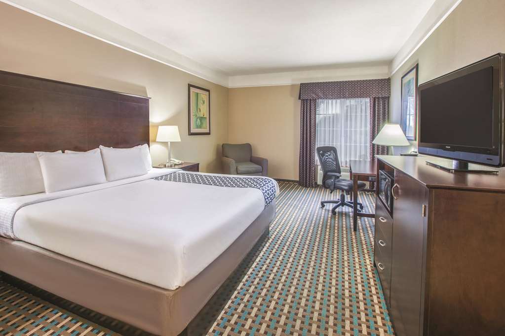 La Quinta Inn & Suites by Wyndham Bay City - photo 13