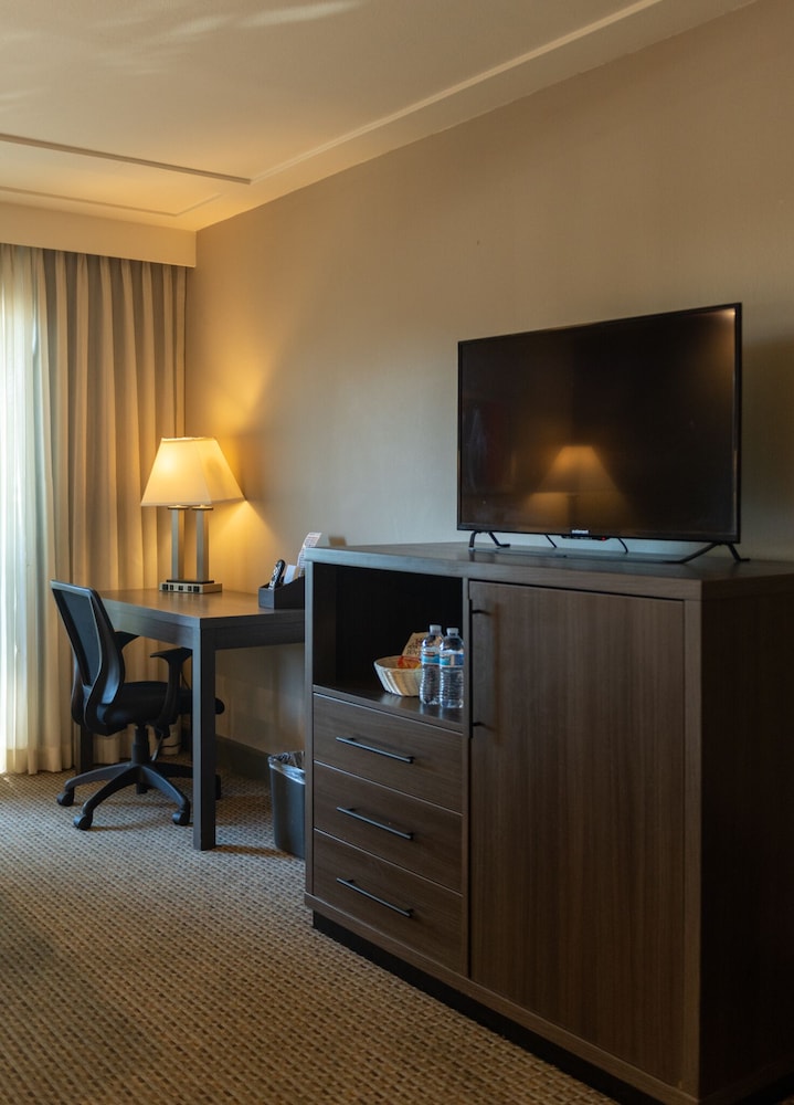 GreenTree Inn & Suites Alhambra - photo 26