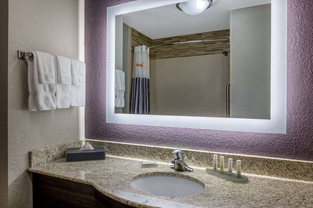 La Quinta Inn & Suites by Wyndham Covington - photo 41