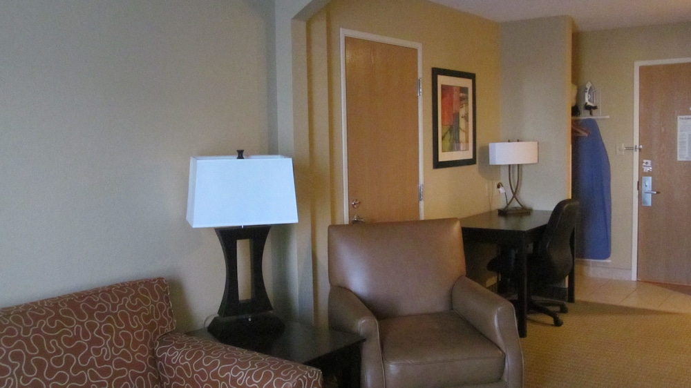 Holiday Inn Express & Suites Lexington an IHG Hotel - photo 2