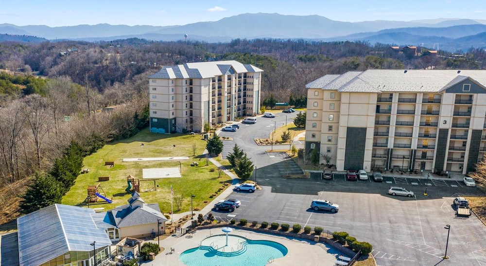 Sleepy Bear Getaway - carbon neutral hotel in Pigeon Forge