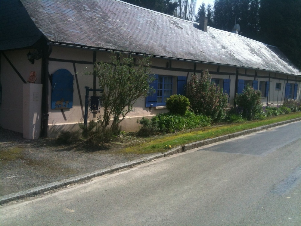 Family Friendly Cottage at Les Hiboux Gites — 4-Star Luxury Hotel in Chef-Boutonne, France