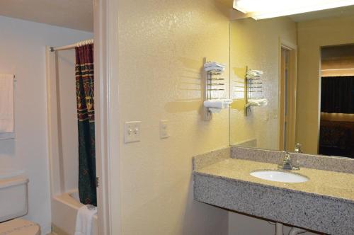 Delux Inn Tulsa - photo 8