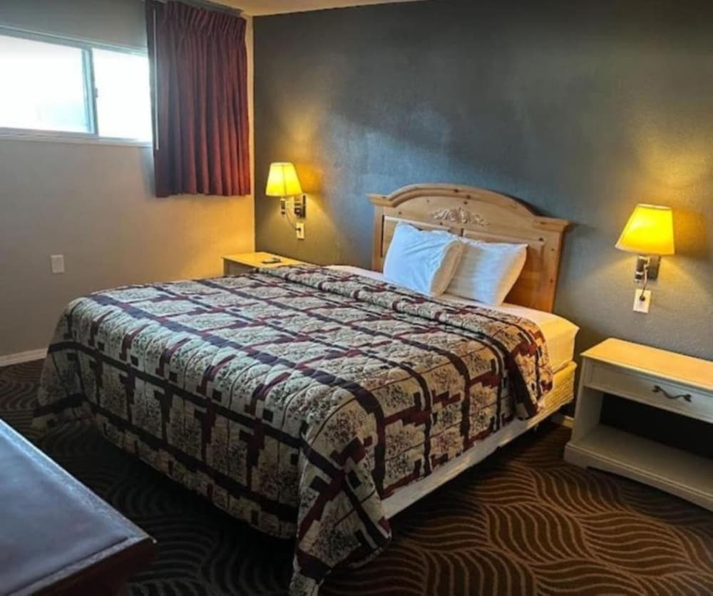 Love Hotels Western Holiday by OYO at Harlan Lake NE - photo 21