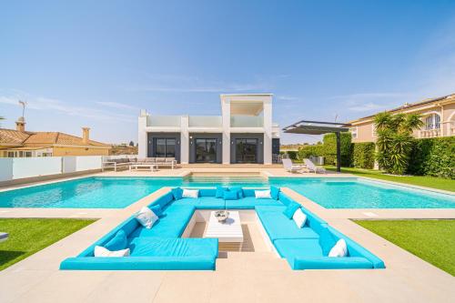 Stylish Villa with Lake Views — 4-Star Luxury Hotel in Orihuela, Spain