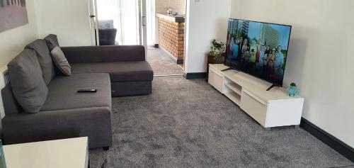 Green Haven Villa 4BR Spacious House with Hot tub Ample Parking Air Condition WIFI Netflix Patio & Garden — 4-Star Luxury Hotel in Oxford, United Kingdom