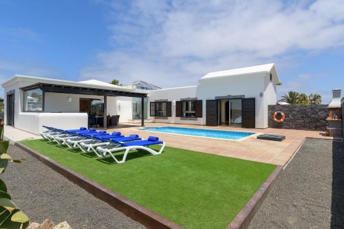 Hipoclub Delux villa Faro Park 189 — 4-Star Luxury Hotel in Playa Blanca, Spain