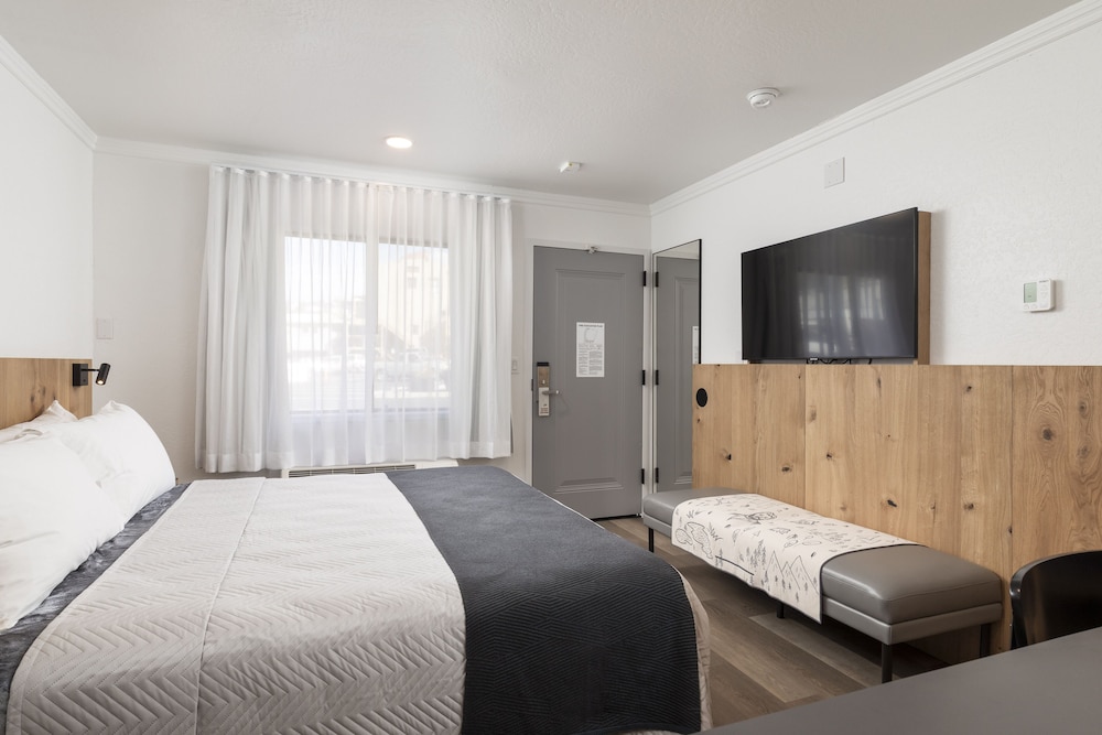 The Lumberjack Hotel - photo 13