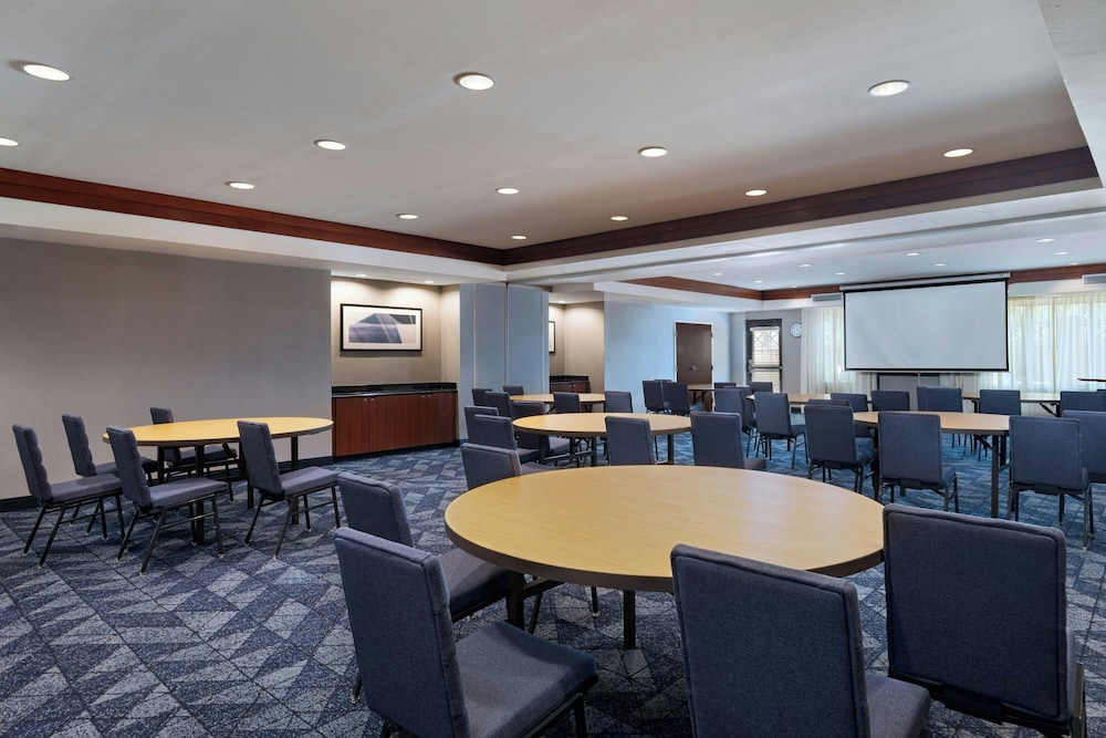 Courtyard Marriott Aksarben Village - photo 31