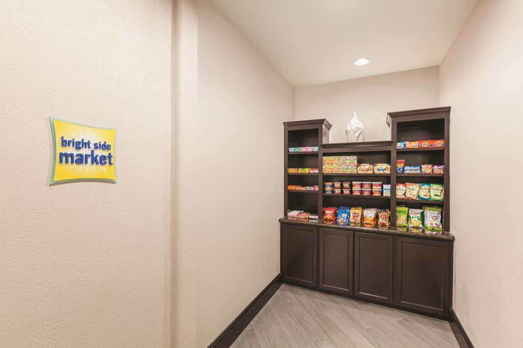 La Quinta Inn & Suites by Wyndham Houston Bush Intl Airpt E - photo 33