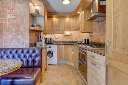Courtyard Cottage with free onsite parking garden short flat walk to town