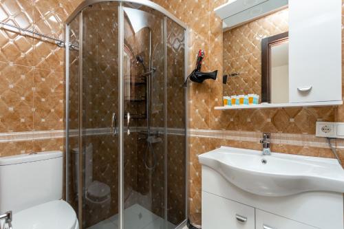 Prime location Apartment with Three Bedroom