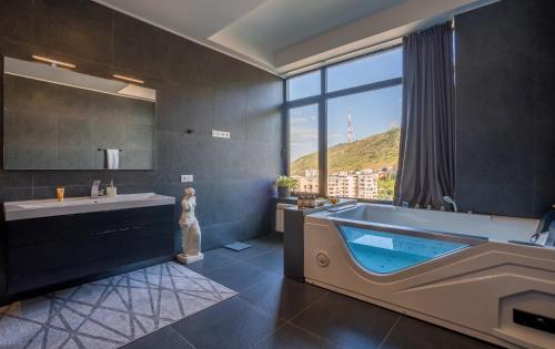 Entire House Cityscape Retreat: The View
