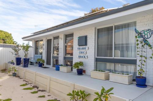 Shabby Chic Shack 2 bedroom Beach Cottage — 4-Star Luxury Hotel in Yanchep, Australia