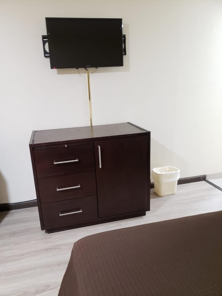 Value Inn & Suites - photo 13