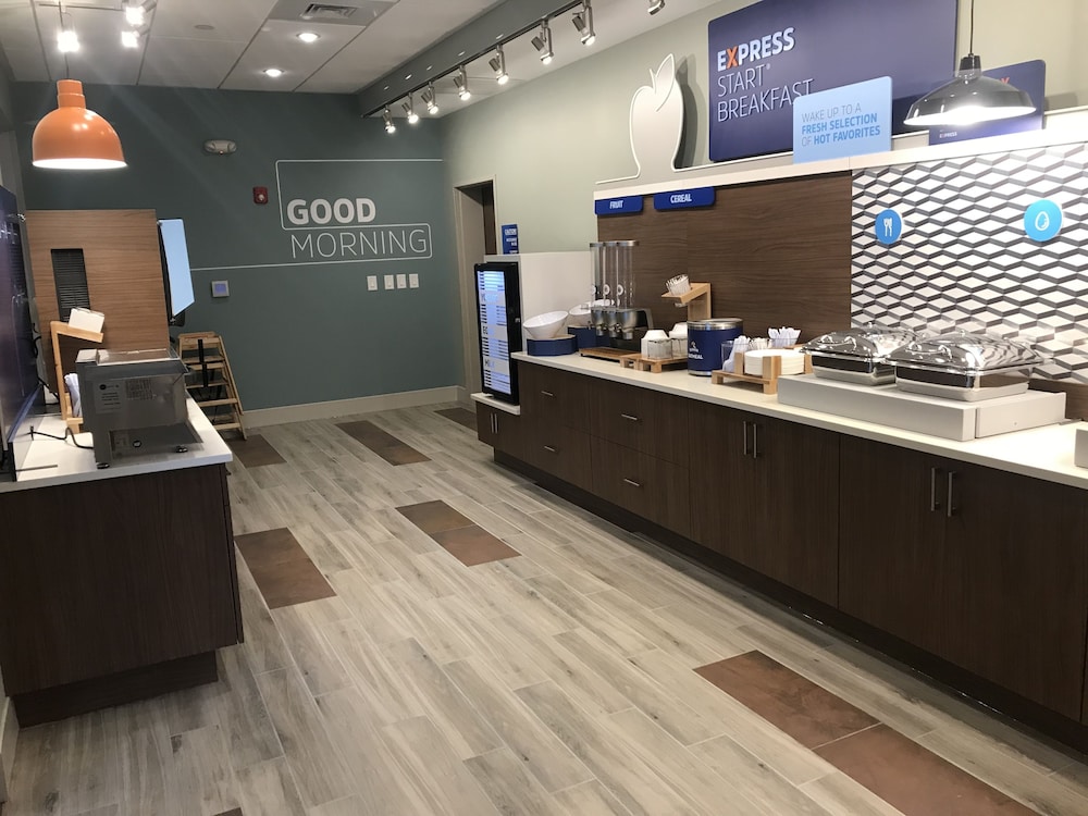 Holiday Inn Express & Suites Summerville by IHG - photo 38