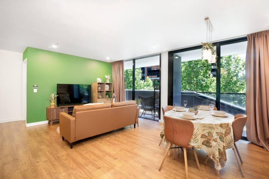 Spacious 2 bed apt in Docklands Balcony & Free Parking — 4-Star Luxury Hotel in Melbourne, Australia