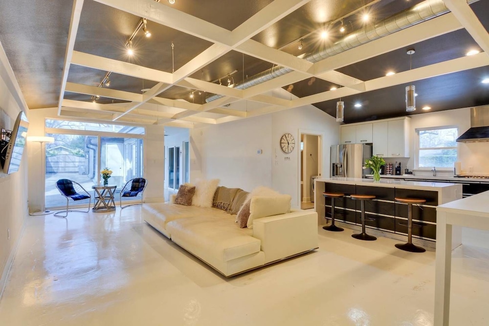 Ultimate Escape w Basketball Court by Domio - carbon neutral hotel in Austin