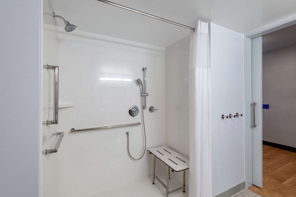 Hampton Inn & Suites Fort Wayne Downtown - photo 29