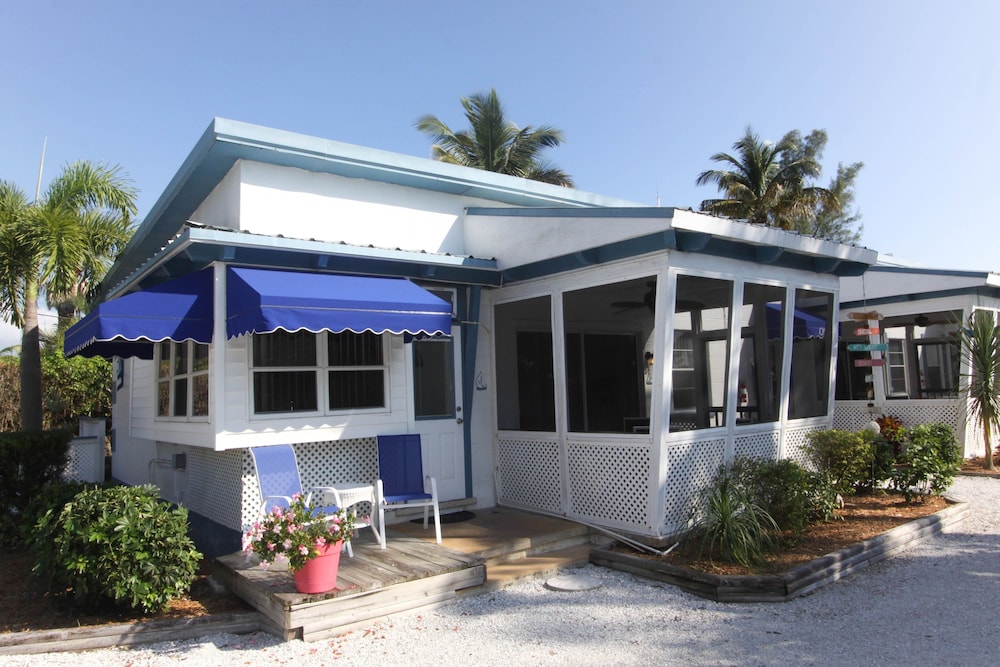Tropical Winds Motel & Cottages - photo 74