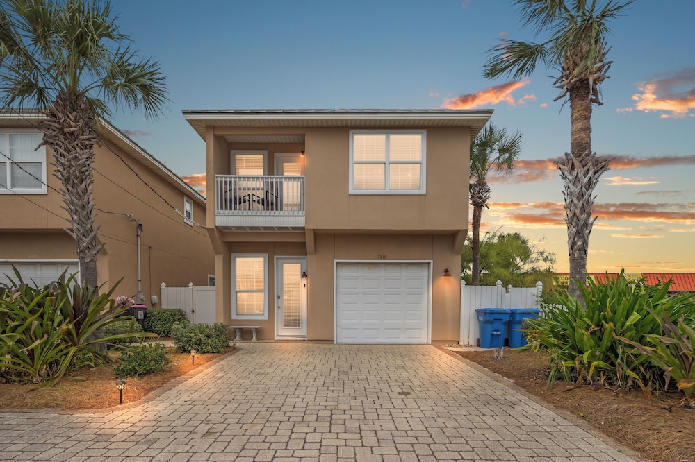 Escape to Sand Dollar Holler: Coastal Retreat 3 Beds 2.5 Baths Sleeps 10 in Panama City Beach, United States