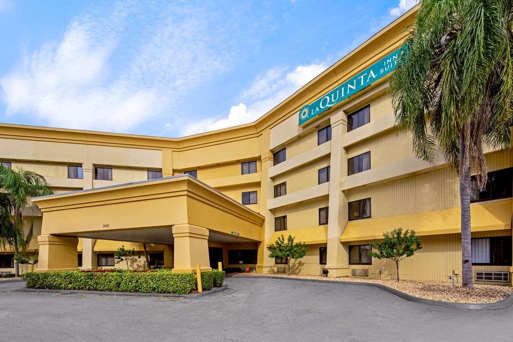 La Quinta Inn & Suites by Wyndham Miami Airport East - photo 5