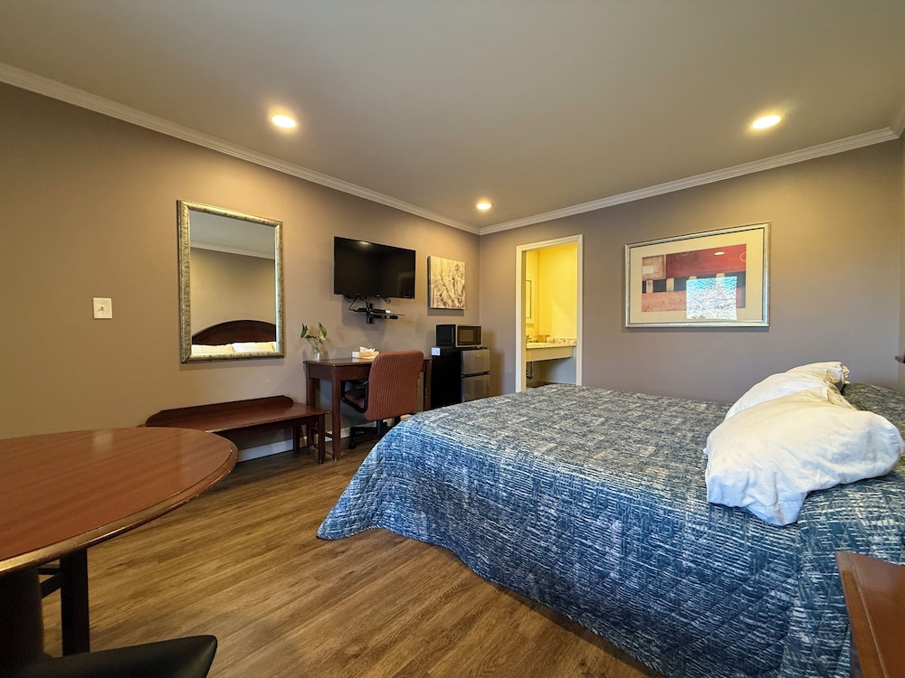 Heidi's Inn - photo 21