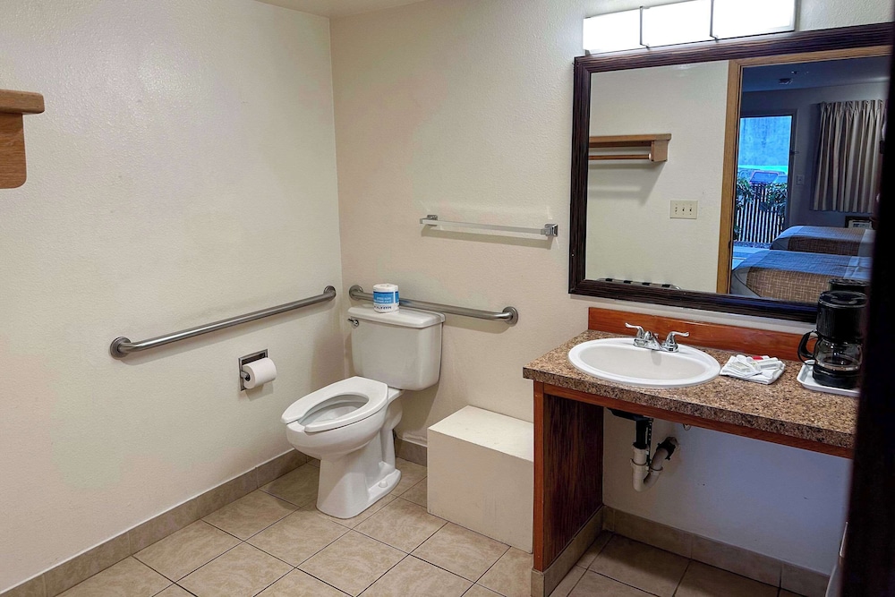 Econo Lodge Edmonds North Seattle - photo 26