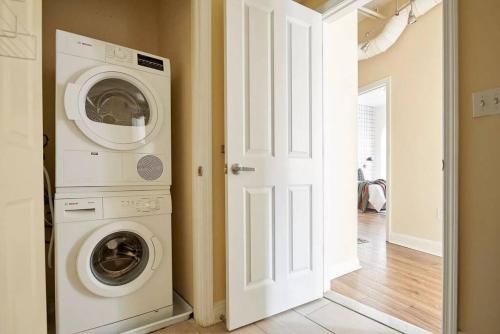 Bright and Bold 2 Bedroom unit Minutes from the T — 4-Star Luxury Hotel in Boston, United States