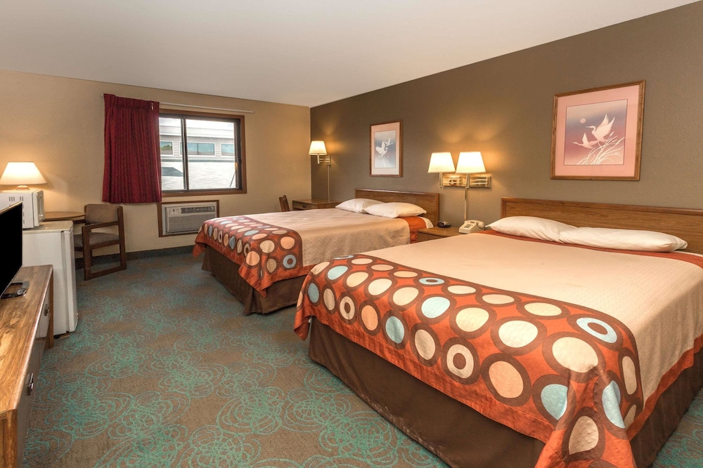 Super 8 by Wyndham Hartford WI - photo 8