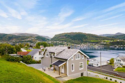 Hardangerfjord View luxury fjord side holiday home — 4-Star Luxury Hotel in Oystese, Norway