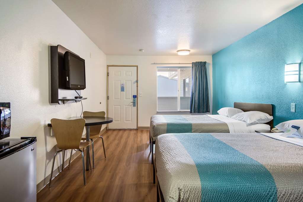 Motel 6 Portland Mall 205 - photo 16
