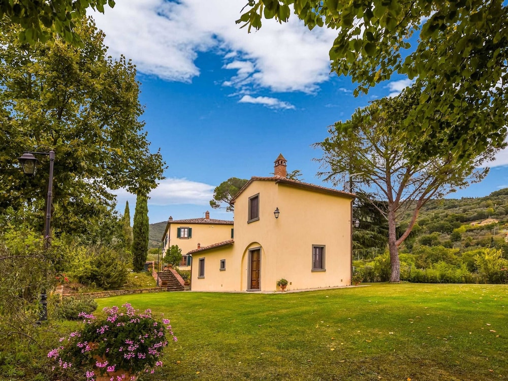 Villa With Private Pool Near Cortona 3 Apartments — 4-Star Luxury Hotel in Cortona, Italy