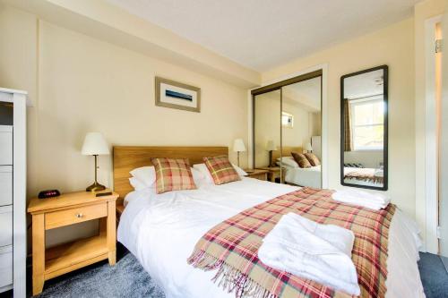 Charming Grassmarket Apartment with Castle View — 4-Star Luxury Hotel in Edinburgh, United Kingdom