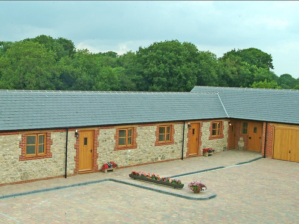Hook Farm Cottages — 4-Star Luxury Hotel in Swindon, United Kingdom