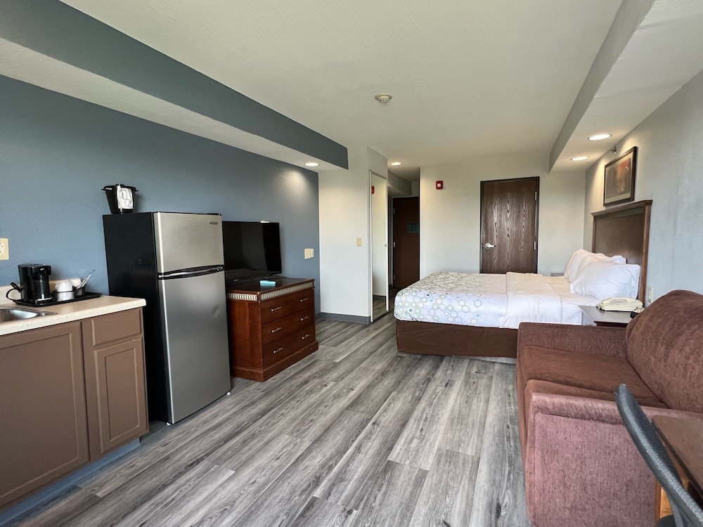 HomeTowne Studios & Suites Washington - photo 12
