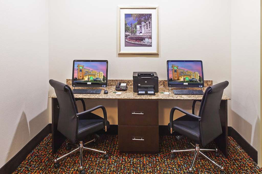 La Quinta Inn & Suites by Wyndham Pearsall - photo 42