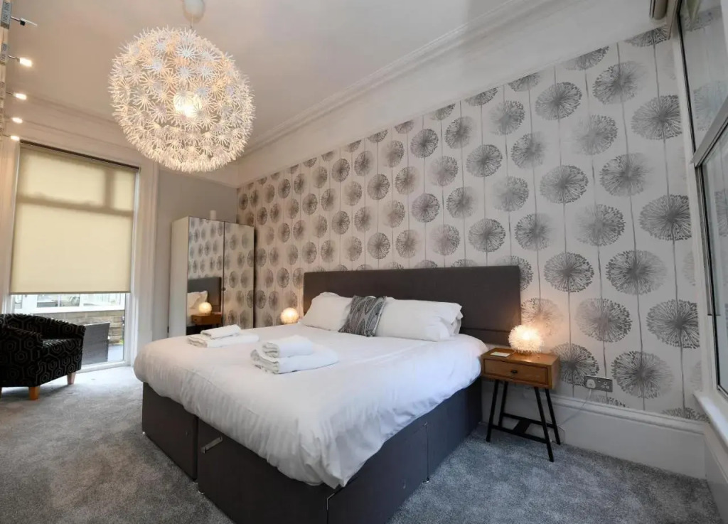 Courtyard Mews 2 large en suite bedrooms Garden Harrogate Holiday Apartments