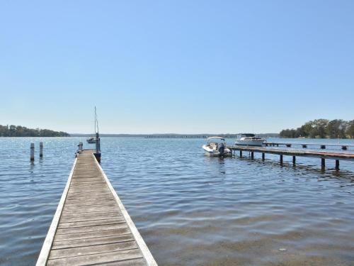Lake Macquaries' Edgewater Escape at Morisset Memories — 4-Star Luxury Hotel in Morisset, Australia