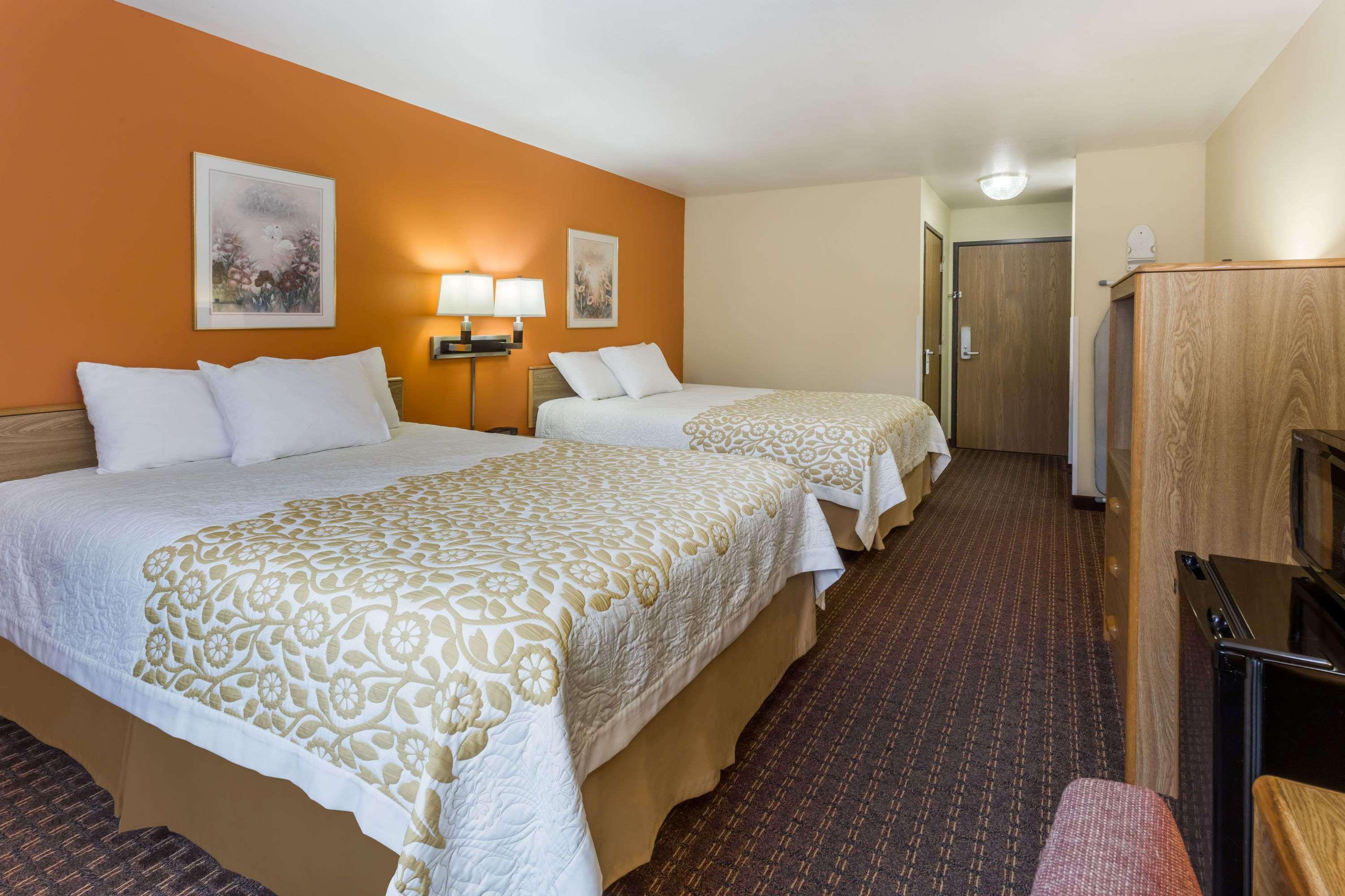 Days Inn by Wyndham Stoughton WI. - photo 11