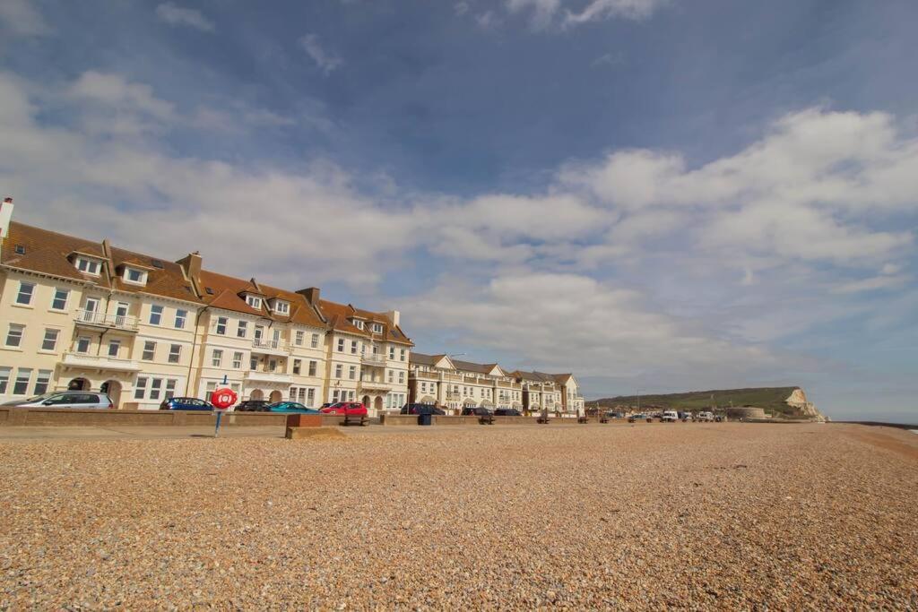 The Courtyard 30 Seconds to Sea By Air Premier — 4-Star Luxury Hotel in Seaford, United Kingdom