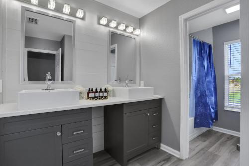 Themed Luxury 6BR Getaway with Resort Amenities - photo 35