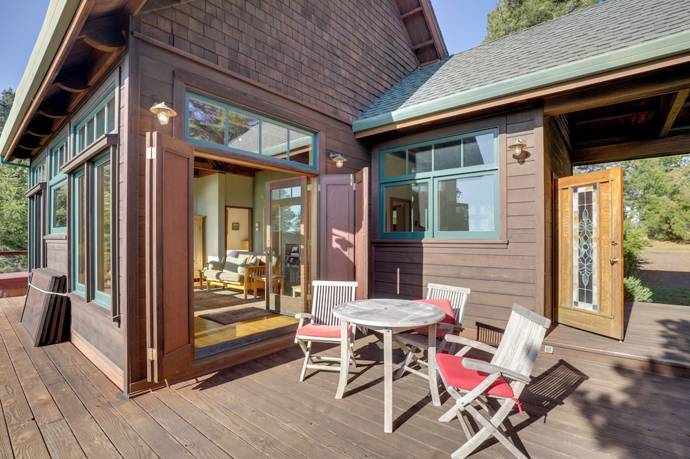 Romantic Ridgetop Escape with Hot Tub Near Mendocino — hotel in Albion