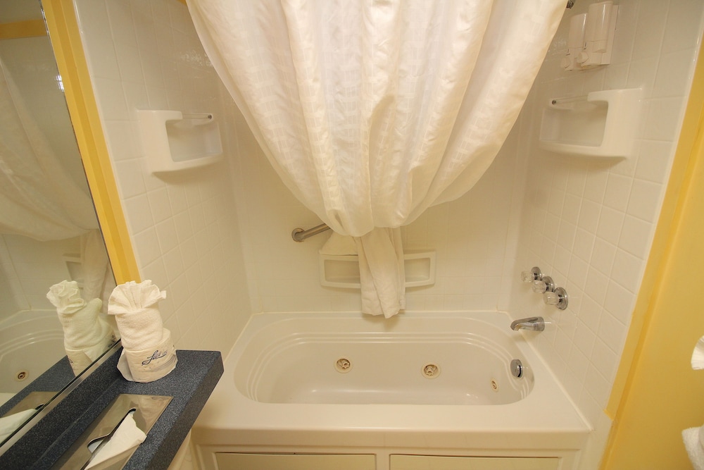 Ocean Sands Resort Oceanfront Virginia Beach by Vacatia - photo 19