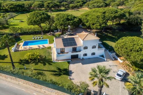 Villa Terra Vermelha Snooker Prestige For Home — 4-Star Luxury Hotel in Quarteira, Portugal