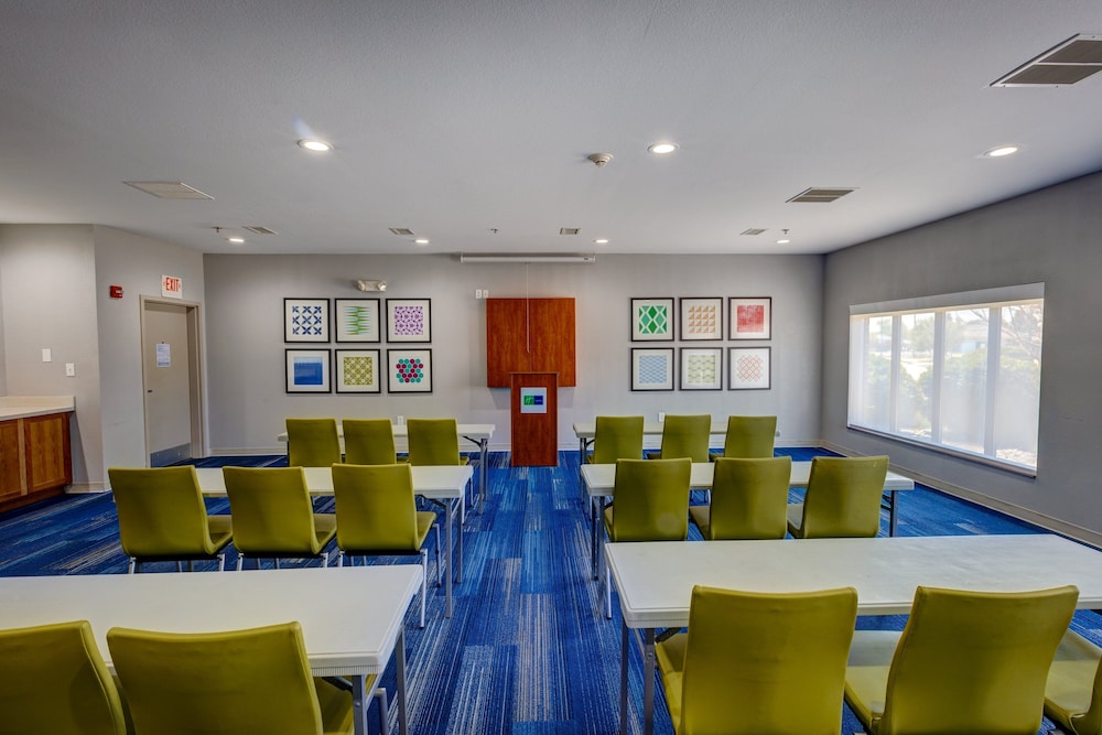 Holiday Inn Express & Suites Shelbyville Indianapolis by IHG - photo 55