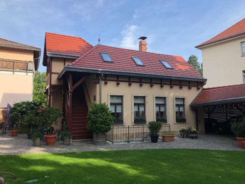 Charmantes Hinterhaus mit Terrasse zentrale Lage — hotel near Dresden Airport