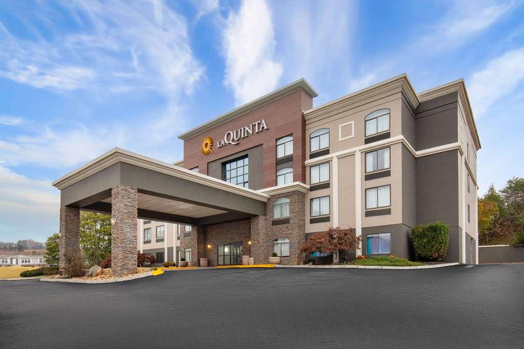 La Quinta Inn & Suites by Wyndham Sevierville Kodak - photo 4